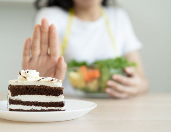 Как есть меньше сладкого: диетолог раскрыла секреты