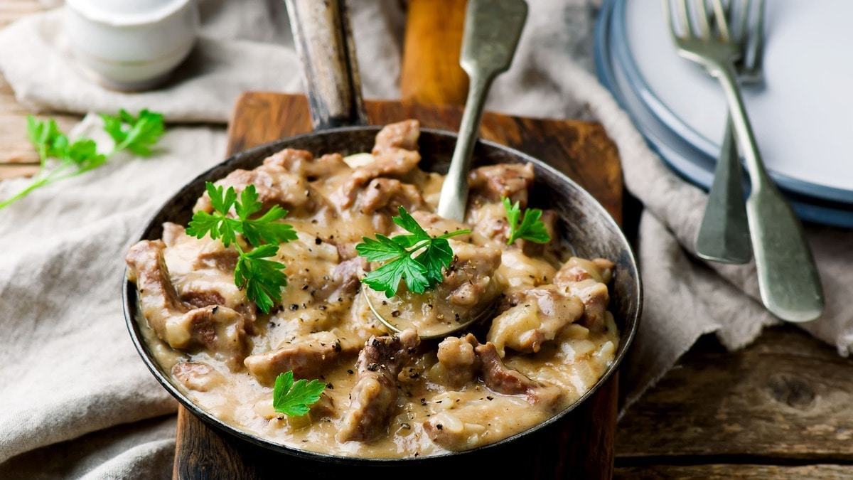 Олег жарит! Бефстроганов с молодым картофелем