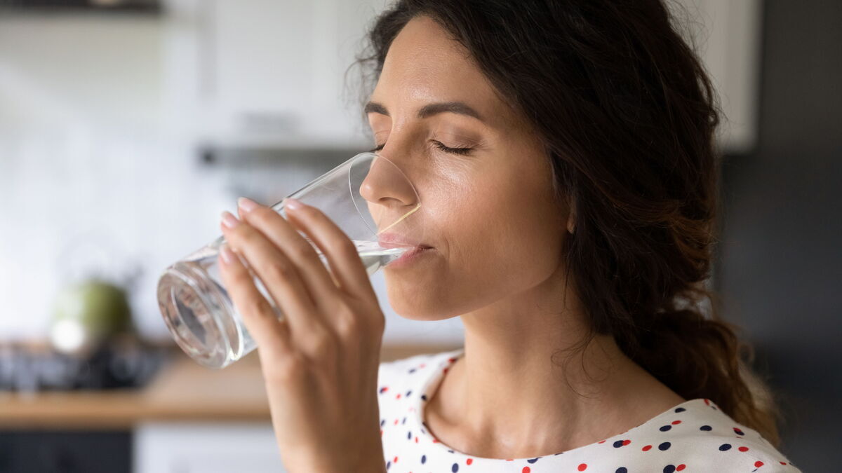 Действительно ли полезно пить теплую воду по утрам: ответил эксперт