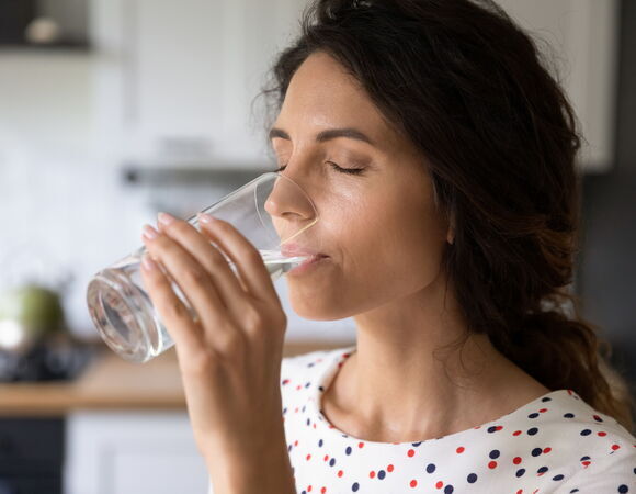 Действительно ли полезно пить теплую воду по утрам: ответил эксперт