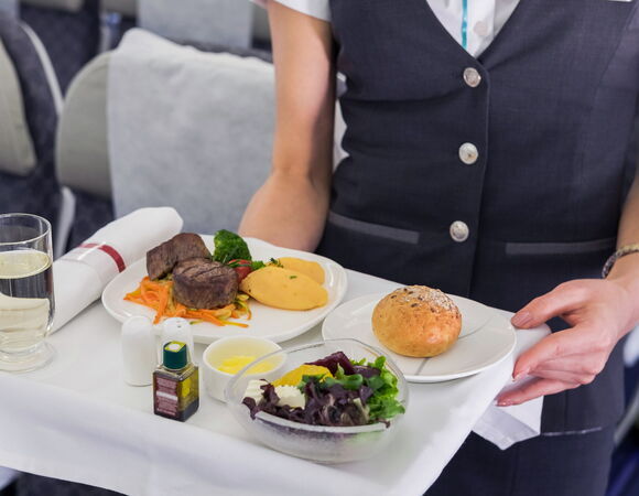 Стюардесса рассказала, чем опасна еда и вода в самолете Стюардесса рассказала, чем опасна еда и вода в самолете