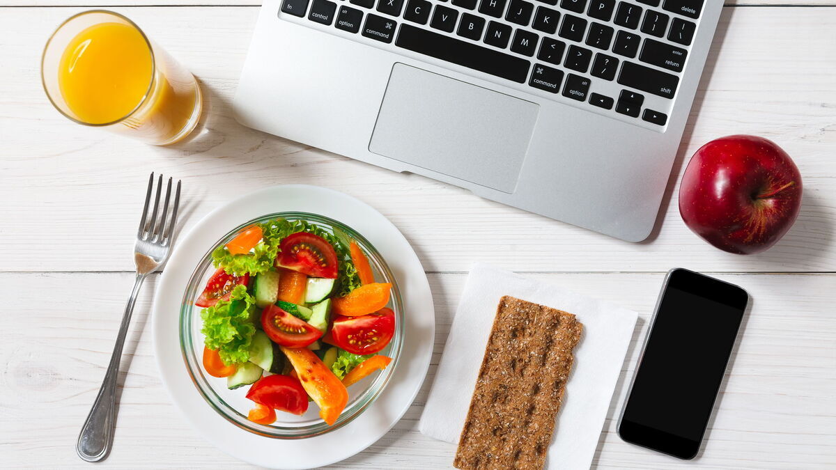 Стала известна формула идеального перекуса на работе