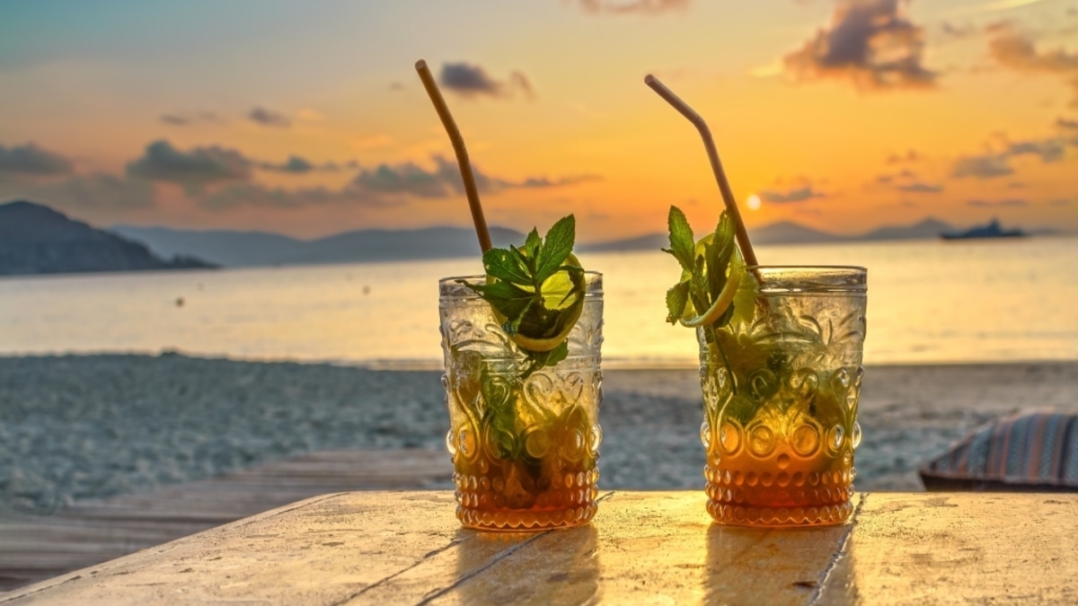 Врач перечислил главные причины отравления в отпуске