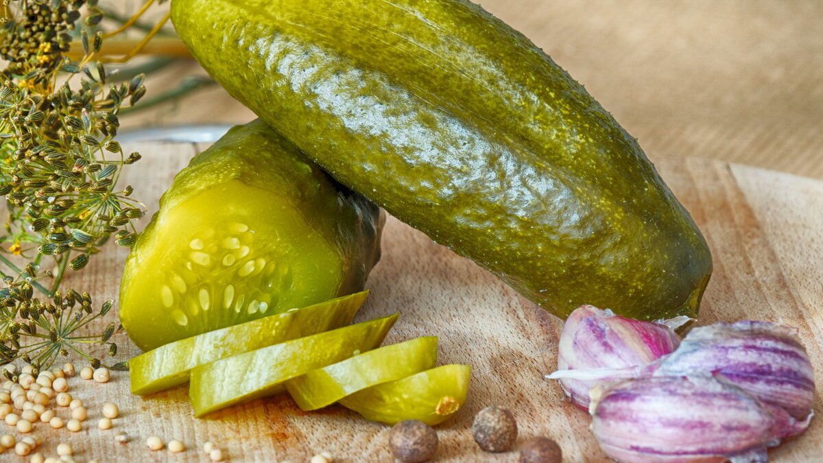 Поможет ли соленый огурец при головной боли: мнение специалиста