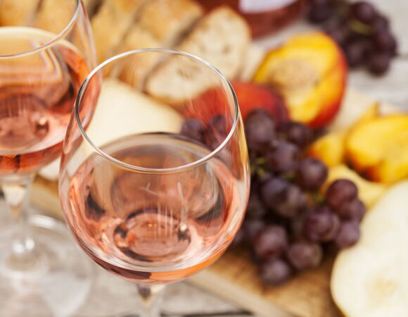 Диетолог раскрыла секрет: чем закусывать алкогольные напитки, чтобы не толстеть