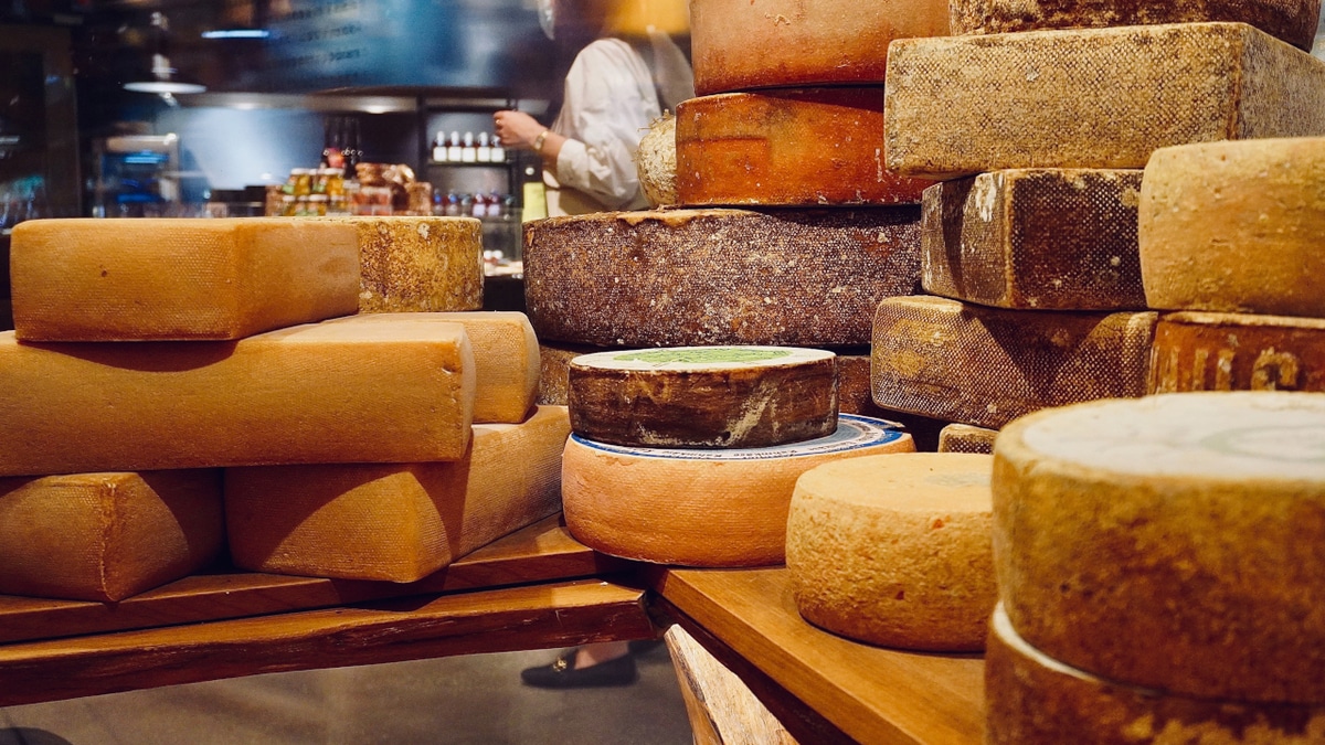 Как сохранить сыр в холодильнике долго: шеф-повар поделилась секретом