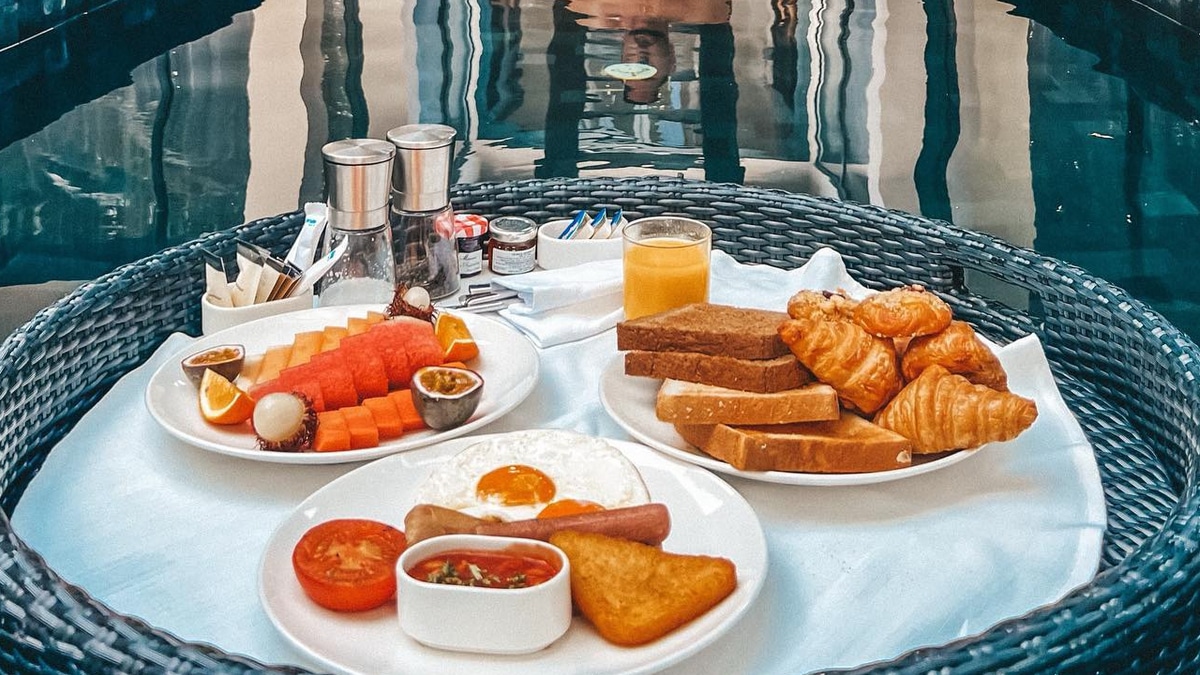 Фрукты, булочки, бассейн: что себе позволяет Лазарев с утра