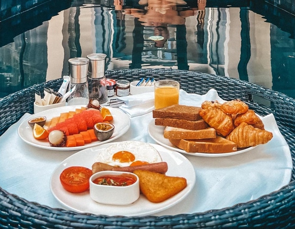 Фрукты, булочки, бассейн: что себе позволяет Лазарев с утра