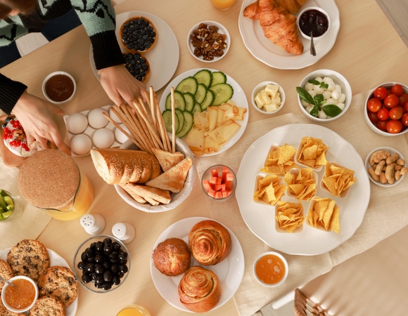 Как «шведский стол» влияет на здоровье: объясняют врачи