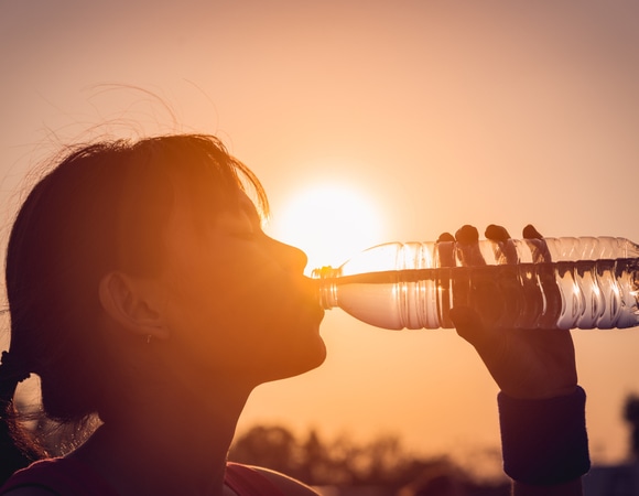 Врач объяснила, зачем в жару пить подсоленную воду Врач объяснила, зачем в жару пить подсоленную воду