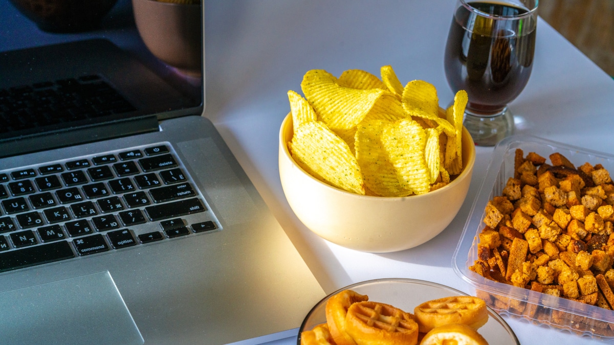 Как перестать «заедать» стресс: совет диетолога