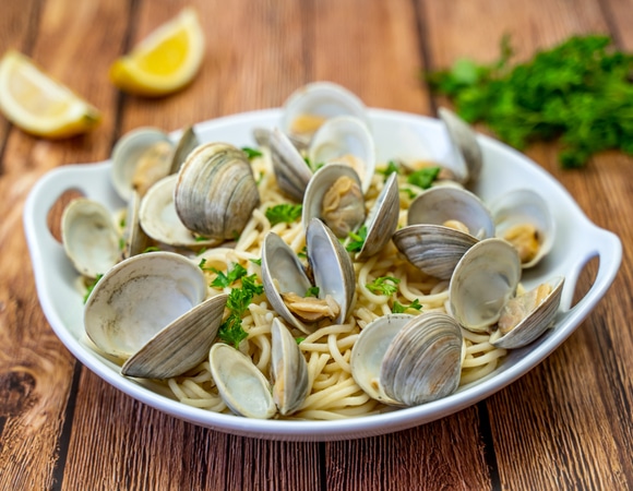 Что-то уронил: американец обнаружил в тарелке сокровище