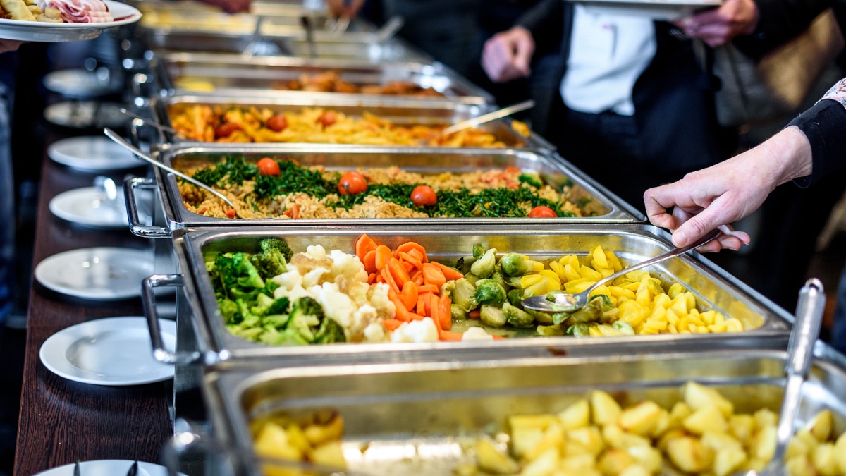 Диетолог назвала продукты, которых нужно остерегаться на отдыхе