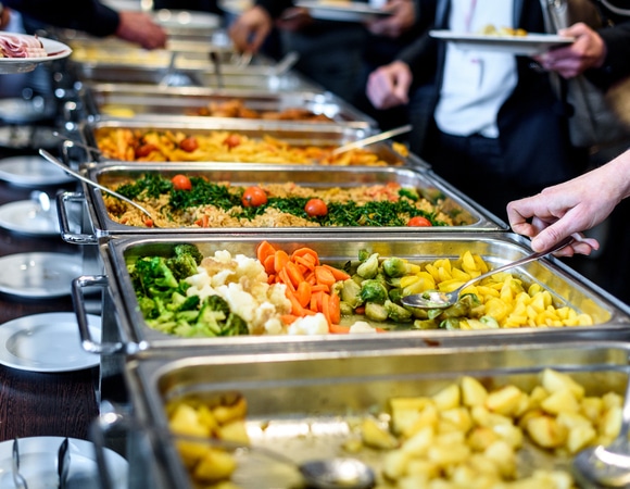 Диетолог назвала продукты, которых нужно остерегаться на отдыхе