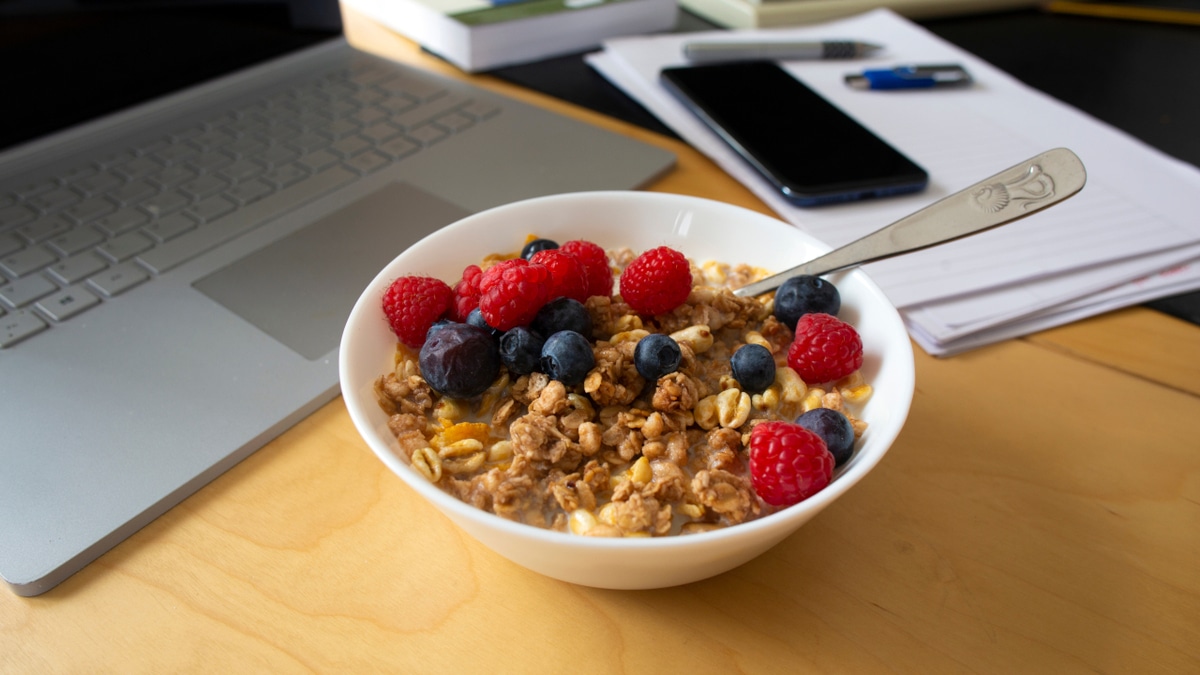 Диетолог назвала причину постоянного желания перекусить на удаленке Диетолог назвала причину постоянного желания перекусить на удаленке