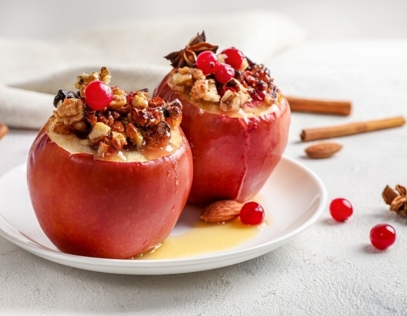 Чем грозит переедание яблок: диетолог