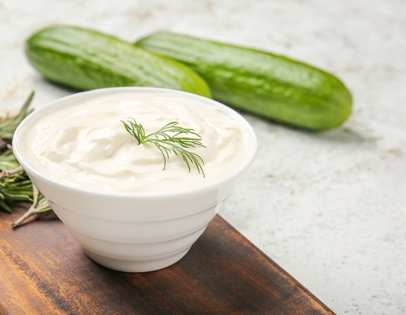 Врач рассказала о неожиданном свойстве сметаны