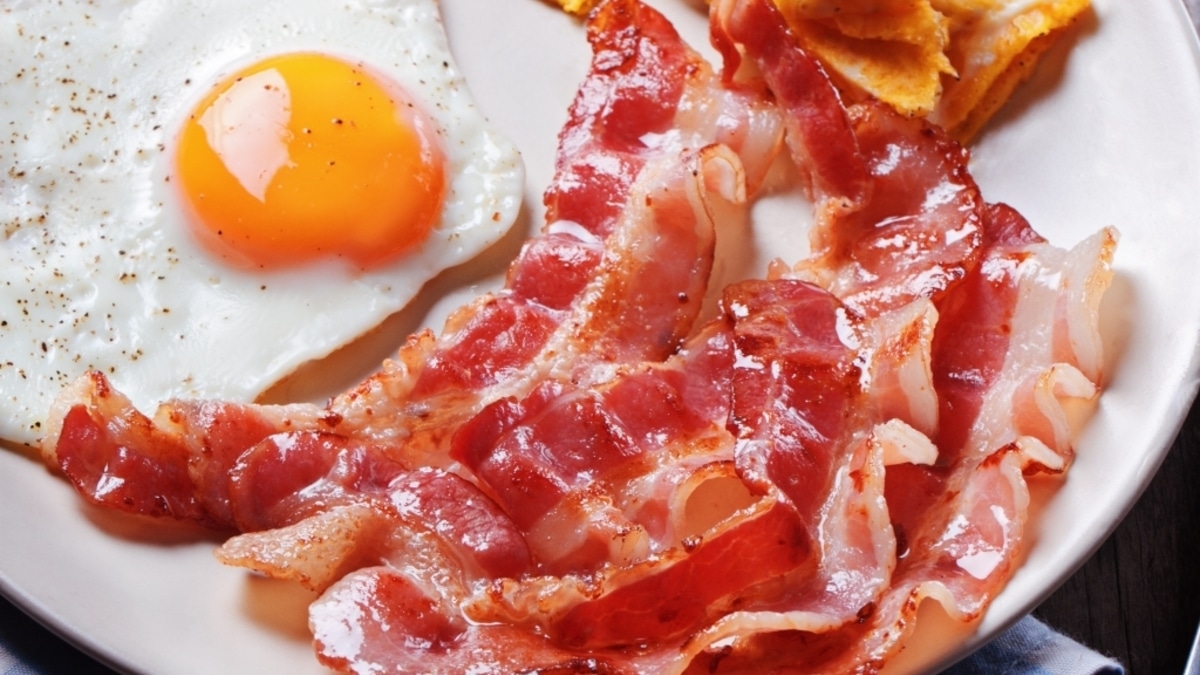 Стало известно, кому нельзя есть бекон