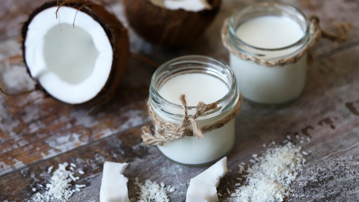 Врач рассказала, кому стоит заменить коровье молоко на растительное