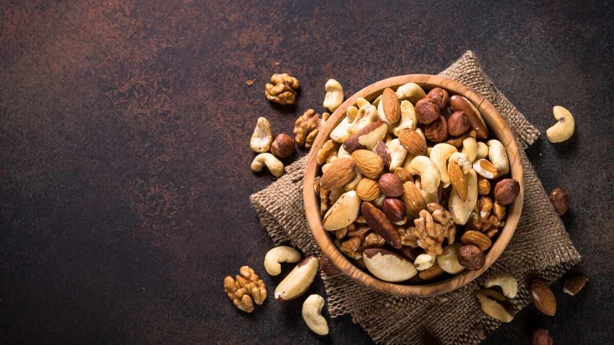 Врачи назвали самый вредный орех