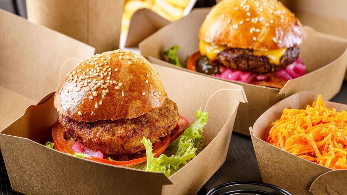 Луковый мармелад, пирожки с селедкой, «Кукси Moon»: как выглядит стритфуд в России