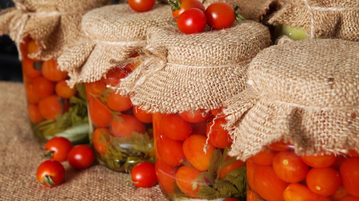 Чем опасен аспирин в консервированных томатах: объясняет врач