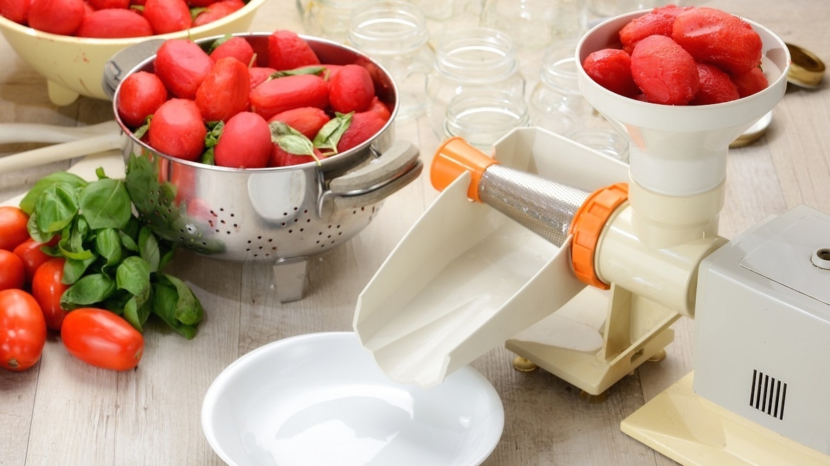 Томатный сок на зиму: 5 способов приготовления в домашних условиях Томатный сок на зиму: 5 способов приготовления в домашних условиях