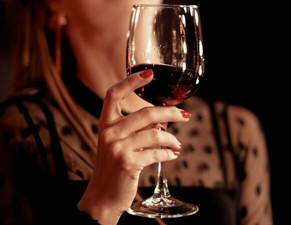 Аллергия или мигрень: врач объяснила про вред вина для женщин