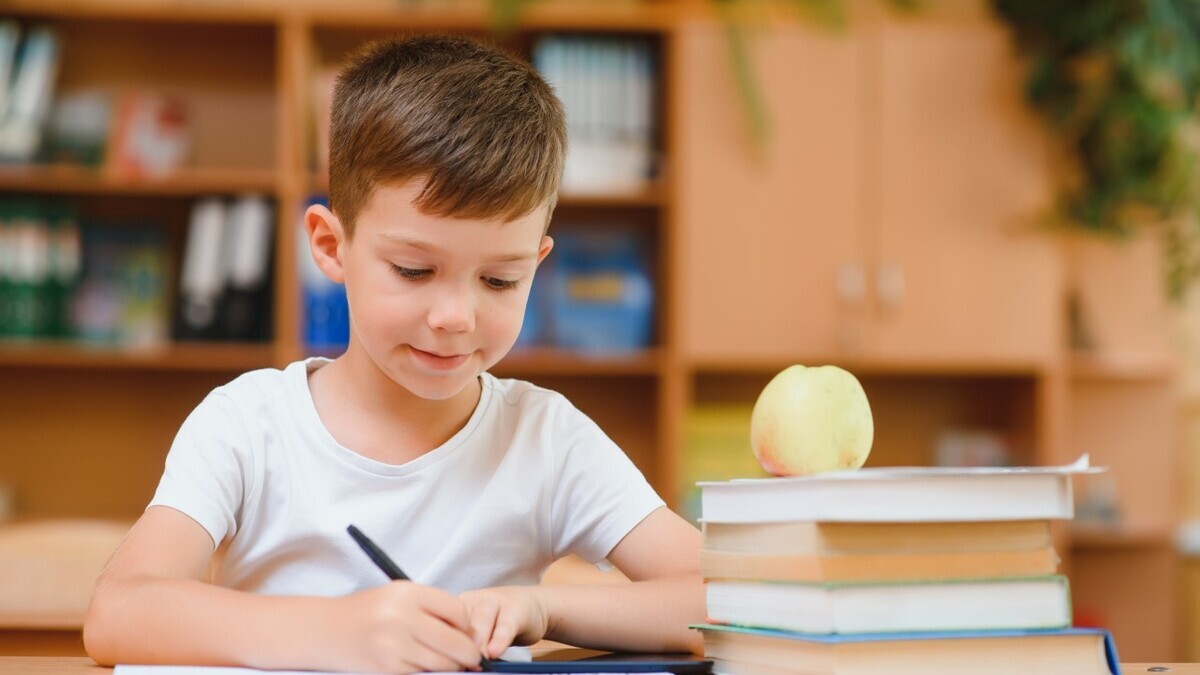 Какие продукты добавить в рацион школьника: советы невролога