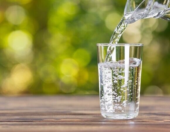 Что будет, если пить минеральную воду вместо обычной? Ответит диетолог Что будет, если пить минеральную воду вместо обычной? Ответит диетолог