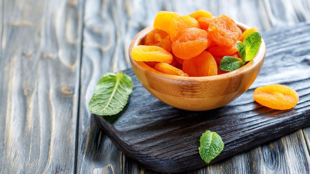 Врач объяснила, как курага убирает темные пятна на коже