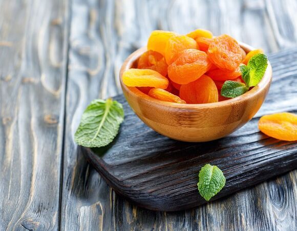 Врач объяснила, как курага убирает темные пятна на коже