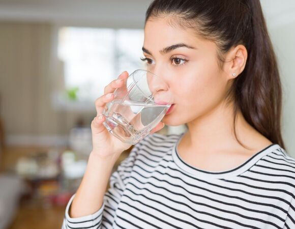 Чем опасна привычка пить воду перед сном: ответили эксперты Чем опасна привычка пить воду перед сном: ответили эксперты