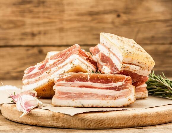 Что будет, если съедать кусочек сала на голодный желудок