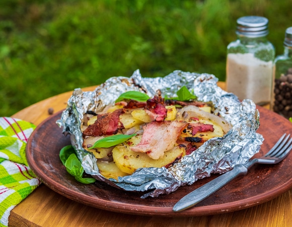 Еда в фольге опасна: эксперт назвал причины