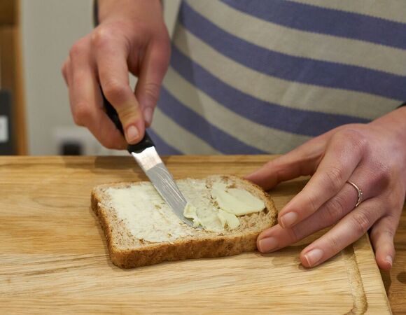 Булка с маслом на завтрак? Диетолог предложила другой вариант