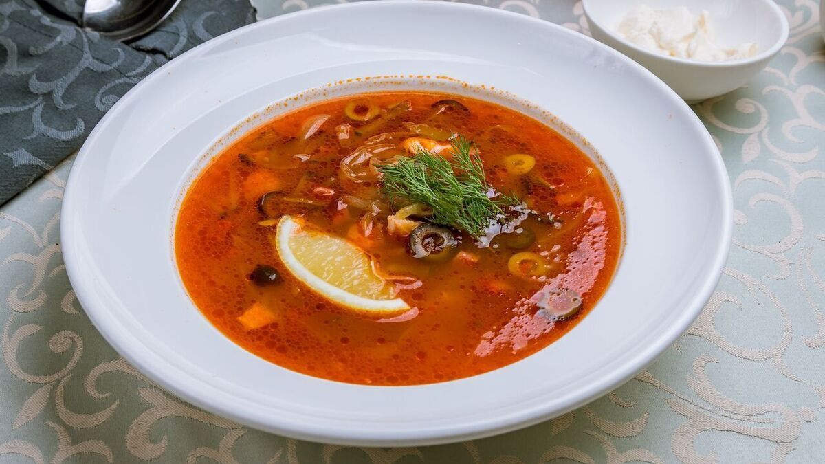 Небезопасна даже для здоровых: кому нельзя есть суп-солянку