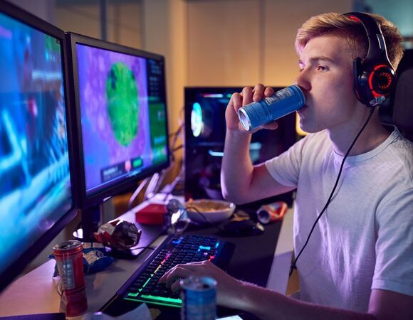 Почему энергетики нельзя пить водителям: ответ невролога