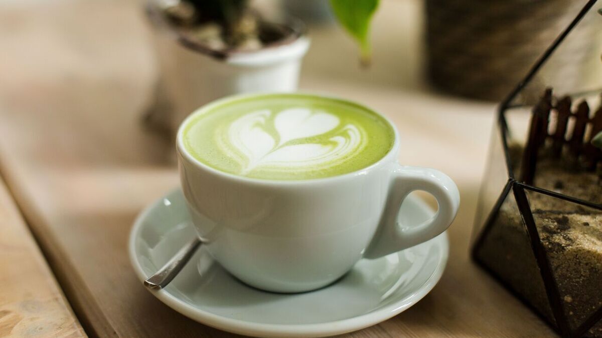 В 10 раз больше чайного кофеина: зачем нужно пить зеленую матчу