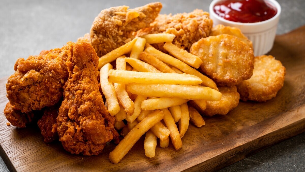 Грозят ожирением: бренд-шеф рассказал о самых вредных снеках