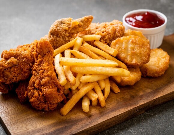 Грозят ожирением: бренд-шеф рассказал о самых вредных снеках