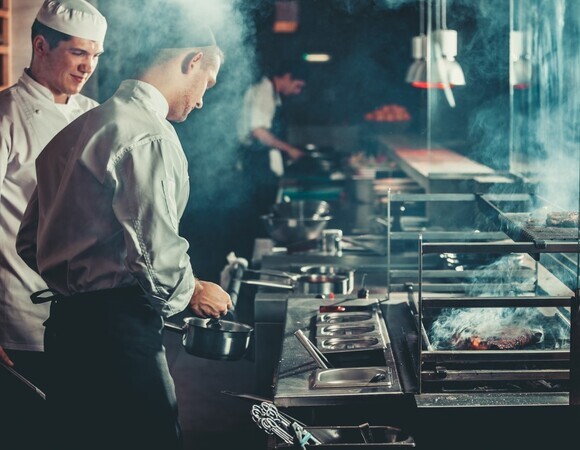 «Давайте хорошо жарить котлеты»: почему в России не хватает поваров для фастфуда «Давайте хорошо жарить котлеты»: почему в России не хватает поваров для фастфуда