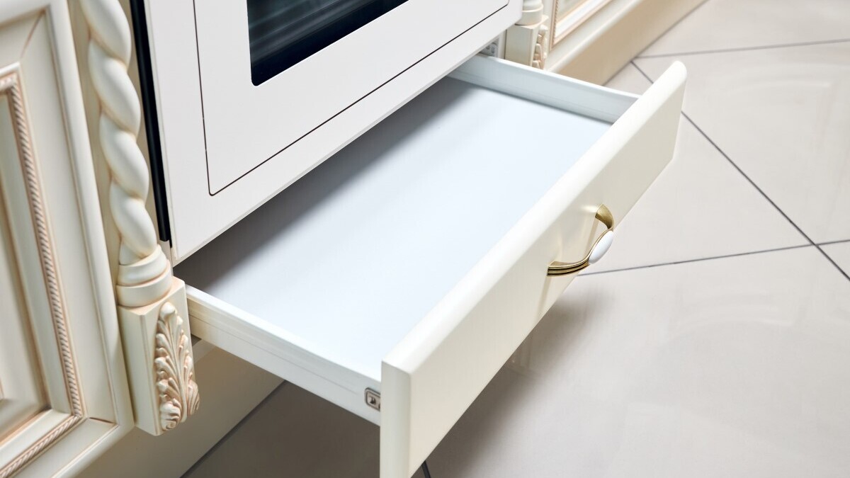 Зачем на самом деле нужен ящик под духовкой кухонной плиты 