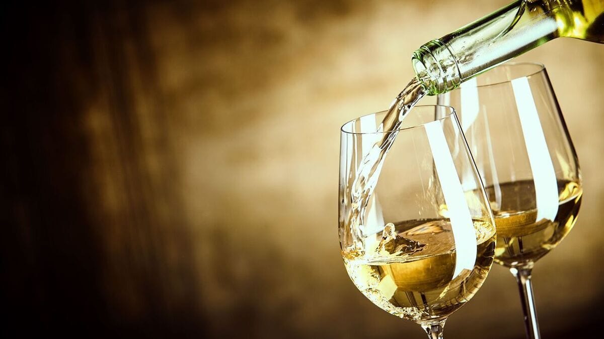 Зачем разводить вино водой: отвечает нарколог
