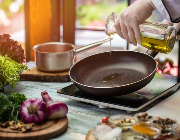 Почему на тефлоновой сковородке нельзя жарить без жира: секрет шеф-повара Почему на тефлоновой сковородке нельзя жарить без жира: секрет шеф-повара