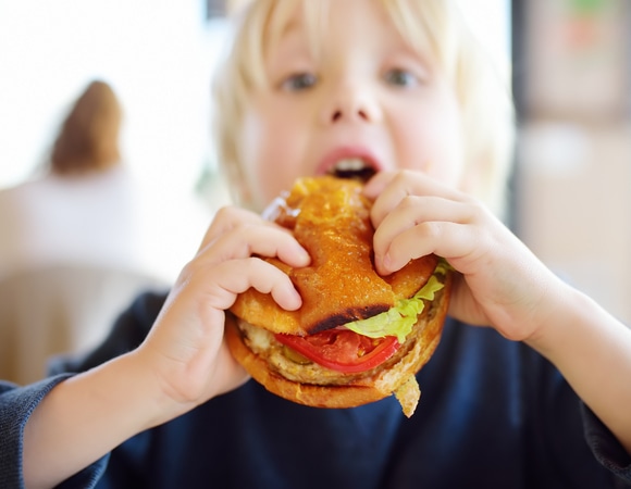 «Мам, ну купи»: любимый фастфуд может вызвать рак и депрессию у детей «Мам, ну купи»: любимый фастфуд может вызвать рак и депрессию у детей
