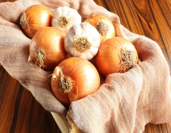 Как лук и чеснок могут навредить: врач-нутрициолог Как лук и чеснок могут навредить: врач-нутрициолог