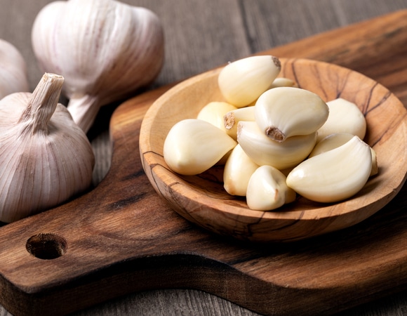 Как быстро нарезать чеснок ножом: секрет шеф-повара Как быстро нарезать чеснок ножом: секрет шеф-повара