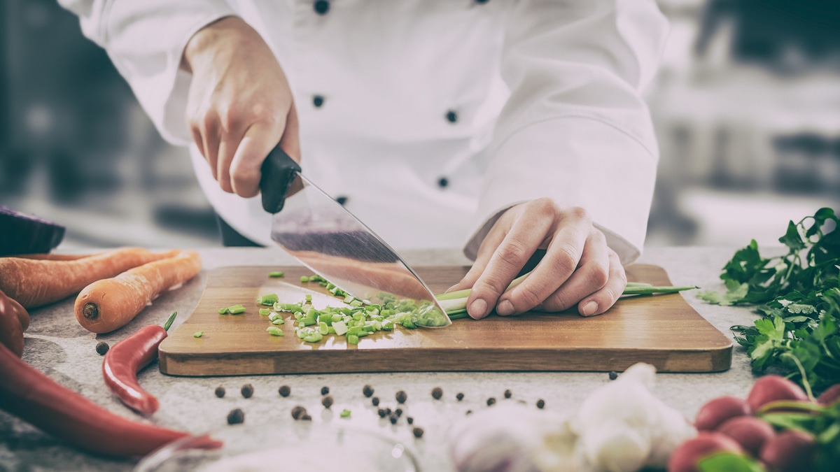 Как быстро нарезать любую зелень ножом: главные правила Как быстро нарезать любую зелень ножом: главные правила