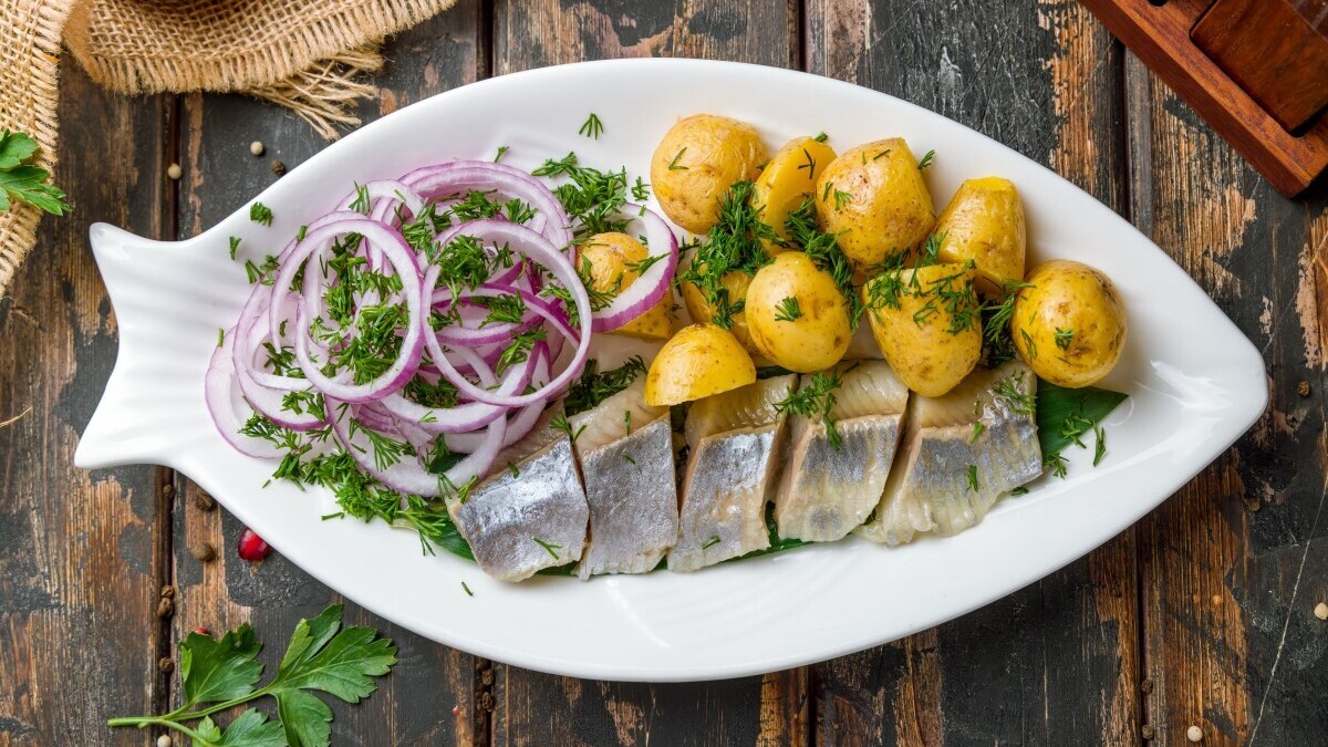 Семга жирнее, сельдь бюджетнее: эксперт Роспотребнадзора о нелегком выборе